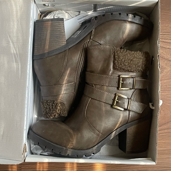 Nature Breeze Awe-01 Leatherette Shearling Buckled Chunky Heel Bootie sz 8.5 - Picture 3 of 9